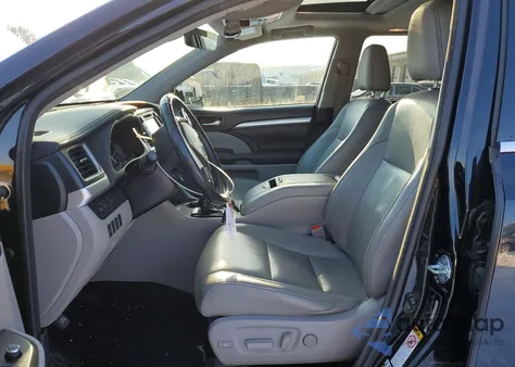 2018 Toyota Highlander Se из США, поврежденный, VIN 5TDJZRFH8JS528962